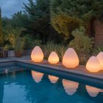 Créer une ambiance lumineuse écologique pour sublimer vos soirées au jardin ou autour de la piscine