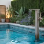 Aménager une douche extérieure écologique et design pour le jardin ou la piscine