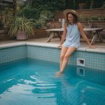 Guide d’achat écoresponsable : comment choisir un revêtement de piscine durable (liner, carrelage, enduits naturels)