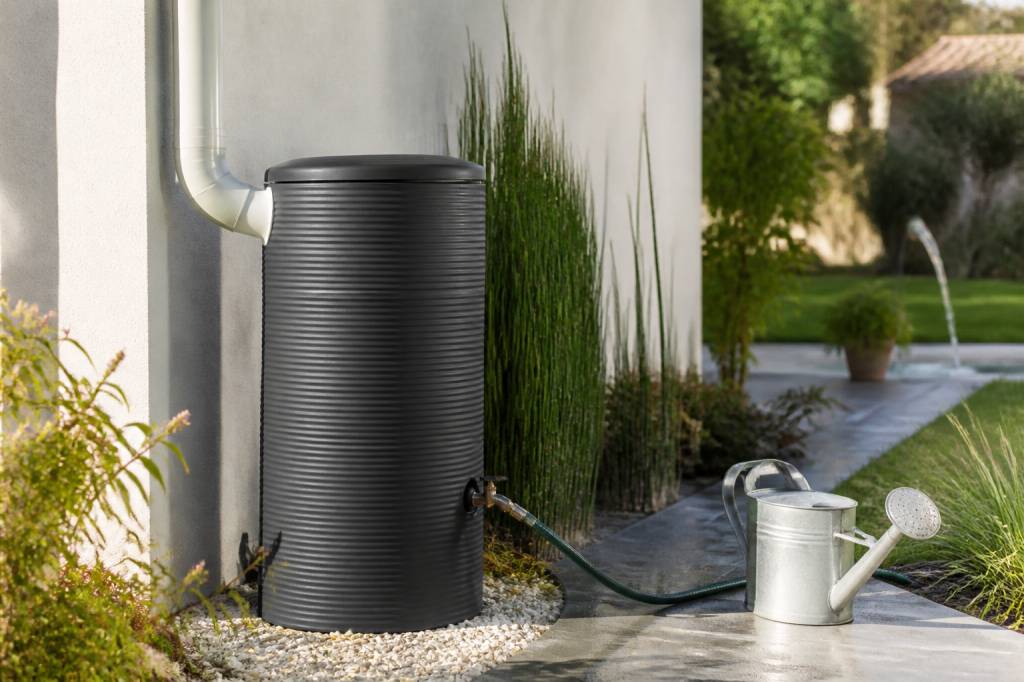 Guide d’achat écoresponsable : comment choisir un récupérateur d’eau de pluie design et durable pour le jardin et la piscine